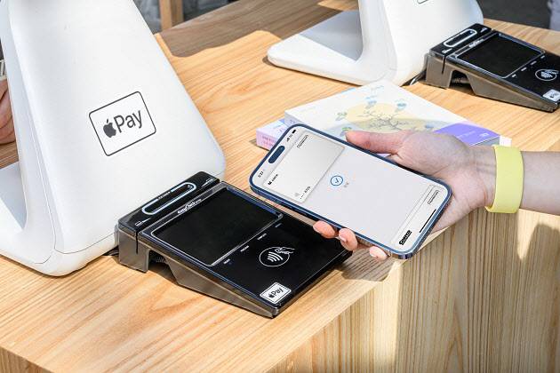 애플페이로 결제하는 모습(사진=애플 제공)