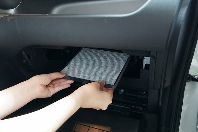 차량용 에어컨 필터 교환 장면