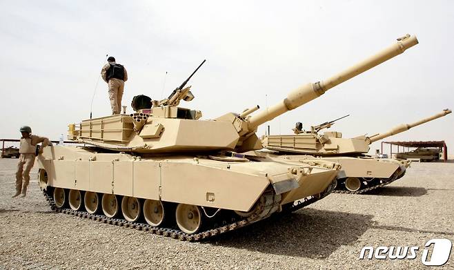 이라크 바그다드 인근 비스마야 미군기지에서 군인들이 M1A1 주력전차를 정비 중이다. 2010.03.15 ⓒ AFP=뉴스1 ⓒ News1 박재하 기자