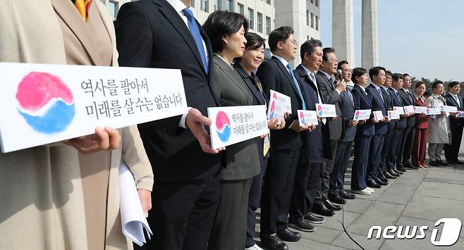 이재명 더불어민주당 대표가 22일 서울 여의도 국회에서 대일굴종외교 규탄 태극기달기 운동 행사의 일환으로 차량에 태극마크와 '역사를 팔아서 미래를 살 수는 없습니다'라고 적힌 스티커를 부착하기 전 발언하고 있다. 2023.3.22/뉴스1 ⓒ News1 안은나 기자