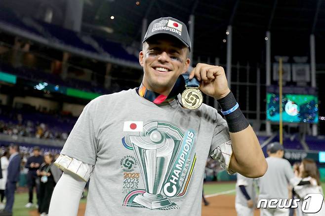 2023 WBC 우승 메달을 들고 웃는 라스 눗바. ⓒ AFP=뉴스1