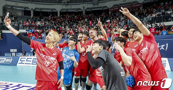 22일 서울 중구 장충체육관에서 열린 '도드람 2022-23 V-리그' 남자부 포스트시즌 준플레이오프 우리카드와 한국전력의 경기, 한국전력 선수들이 세트스코어 3대1 승리 후 팬들과 사진 촬영을 하고 있다. 2023.3.22/뉴스1 ⓒ News1 김도우 기자