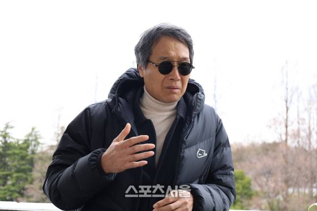 최순호 수원FC 단장이 21일 일본 사이타마 우라와 코마바 스타디움에서 열린 제21회 덴소컵 한일 대학축구 정기전을 찾아 취재진과 인터뷰하고 있다. 사이타마 | 강형기기자