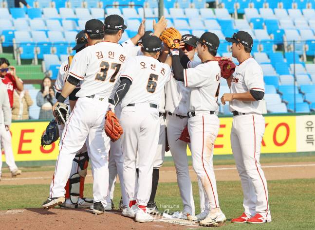 한화 선수들이 지난 20일 대전 SSG전에서 승리한 후 하이파이브를 하고 있다. 제공 | 한화 이글스