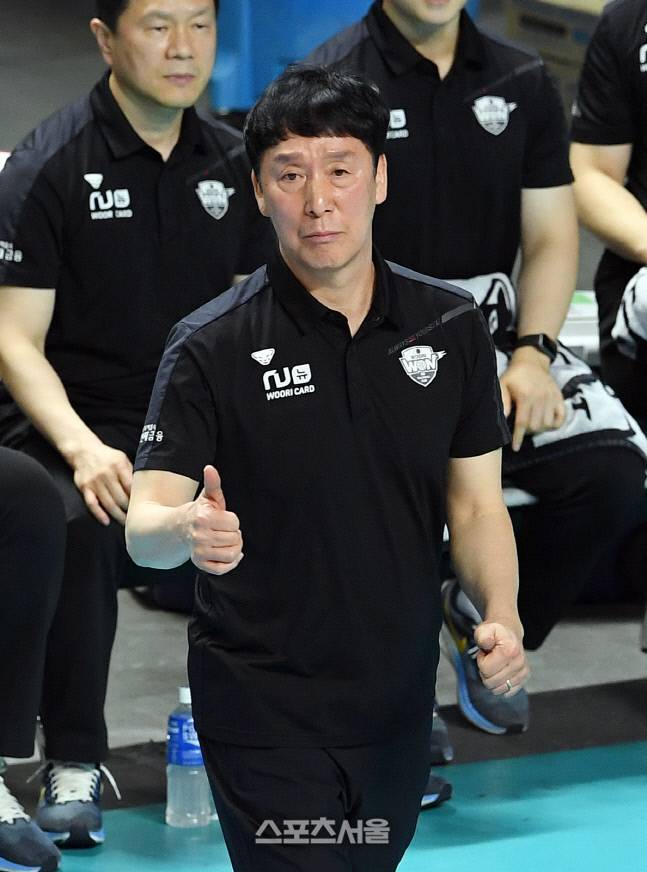 우리카드 신영철 감독이 22일 장충체육관에서 열린 2022-2023 V리그 한국전력과의 플레이오프에서 선수들의 플레이에 엄지를 치켜세우고 있다. 2023. 3. 22. 장충 | 박진업기자 upandup@sportsseoul.com