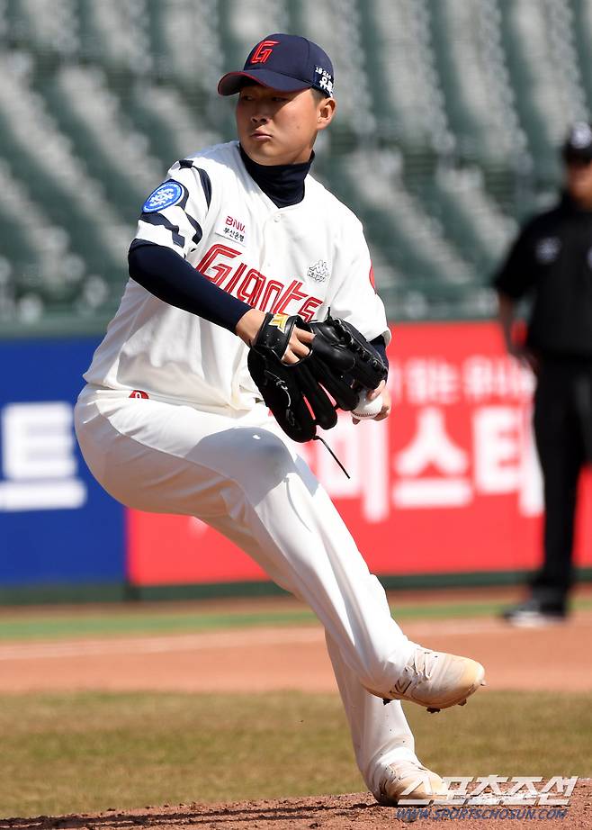 2023 KBO리그 시범경기 롯데 자이언츠와 LG 트윈스의 경기가 19일 부산 사직구장에서 열렸다. 롯데 이태연이 역투하고 있다. 부산=박재만 기자 pjm@sportschosun.com/2023.03.19/