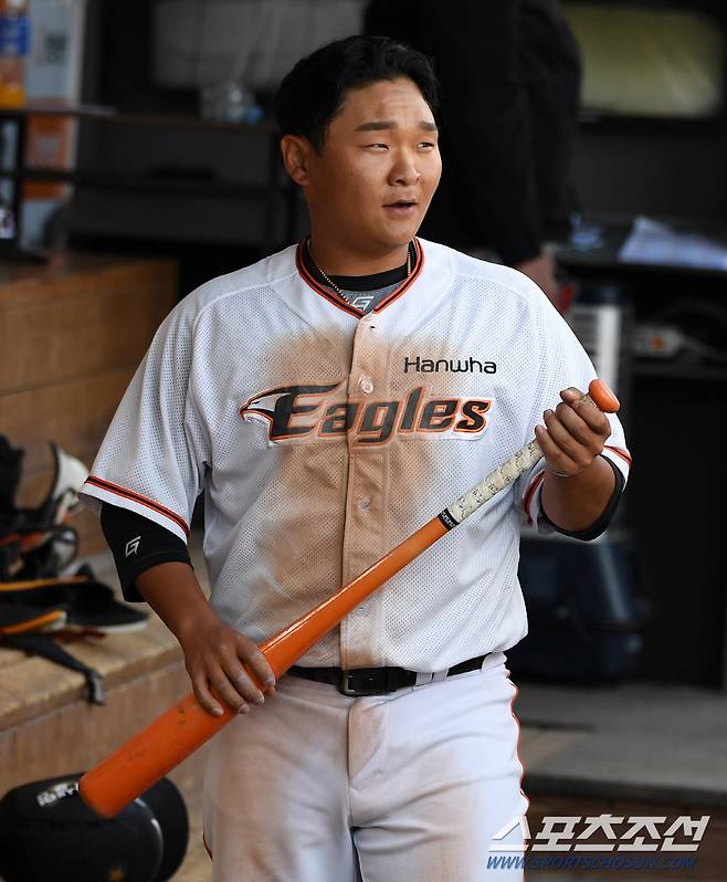 더그아웃에 들어선 뒤에도 배트를 잡은 김태연 '야구 욕심'