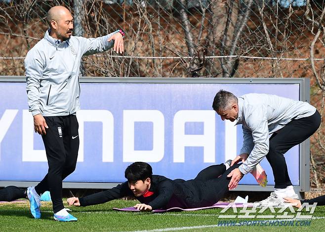 클린스만 감독이 이끄는 축구국가대표팀 선수들이 21일 파주 국가대표 트레이닝센터(NFC)에서 훈련을 하고 있다. 손흥민이 베르너 로이타드 피지컬 코치의 지도에 따라 스트레칭을 하고 있다.  대표팀은 오는 24일과 28일 콜롬비아, 우루과이와 평가전을 갖는다.  파주=최문영 기자 deer@sportschosun.com/2023.03.21/