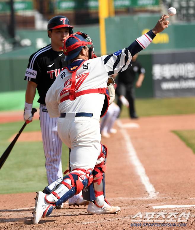 1루 주자 오지환이 뛰자 2루를 향해 공을 뿌리는 유강남 '반드시 잡는다'