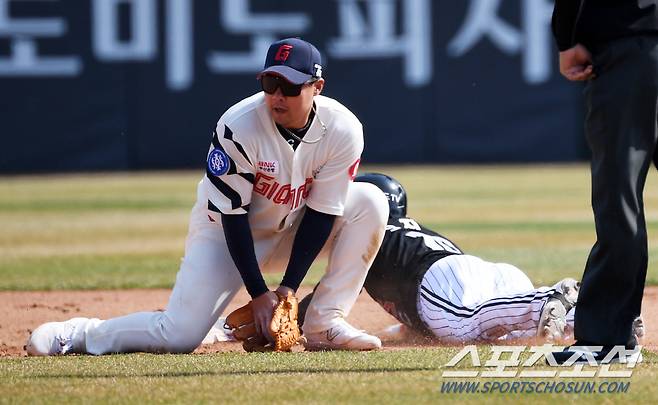 헤드퍼스트 슬라이딩으로 2루에 먼저 도착한 오지환  '형이 뛴다고 했지!'