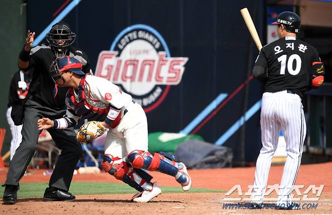 반면 포일에 도루 3개까지 허용한 유강남