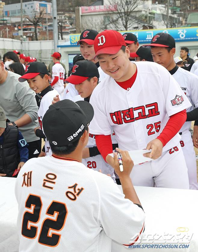 팬 사인회에 참석해 팬들과 교류하고 있는 채은성. 사진제공=한화 이글스