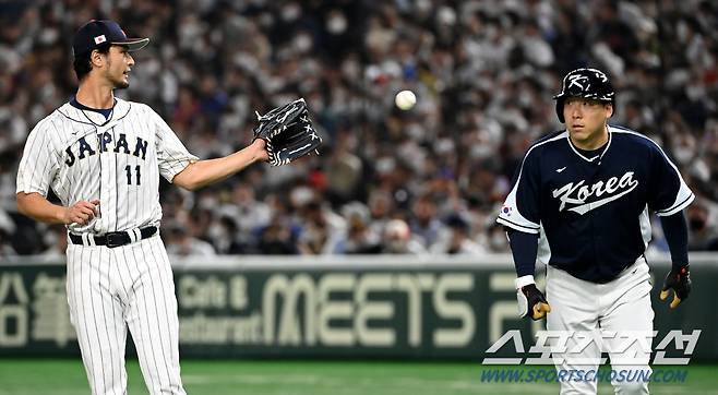 2023 월드베이스볼클래식(WBC) 한국과 일본의 경기가 10일 일본 도쿄돔에서 열렸다. 2회초 한국 김현수가 내야땅볼로 물러난 후 덕아웃으로 향하고 있다. 공을 넘겨받는 다르빗슈의 모습. 도쿄(일본)=허상욱 기자wook@sportschosun.com/2023.03.10/
