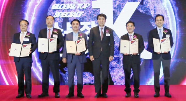 장영진 산업통상자원부 차관(왼쪽에서 네번째)과 기업 대표들이 22일 서울 중구 프레스센터에서 열린 소부장 으뜸기업 지정식에서 기념 사진을 찍고 있다.(사진=산업통상자원부)
