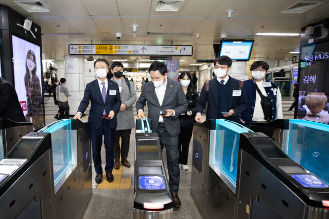 원희룡 국토교통부 장관(왼쪽 두 번째)가 관계자들과 함께 알뜰교통카드로 지하철 개찰구를 통과하고 있다.
