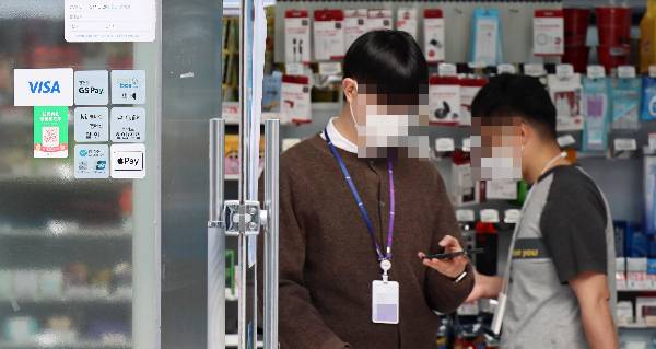 '애플페이' 서비스 개시를 하루 앞둔 20일 서울 시내의 한 편의점 입구에 '애플페이' 결제가 가능 스티커가 붙어있다. 사진=윤동주 기자 doso7@