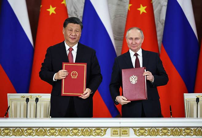 시진핑(왼쪽) 중국 국가주석과 블라디미르 푸틴 러시아 대통령이 21일모스크바 크렘린궁에서 정상회담 후 공동성명 서명식에서 기념 사진을 찍고 있다. /AFP연합뉴스