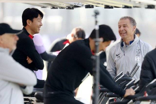 손흥민(왼쪽)이 21일 경기 파주 축구 국가대표트레이닝센터(NFC)에서 열린 대표팀 훈련에 앞서 위르겐 클린스만 감독(오른쪽)과 
웃으면서 이야기를 나누고 있다. 클린스만 감독은 1994년부터 1년간 토트넘(잉글랜드)에서 뛰었다. 2015년부터 토트넘 유니폼을
 입고 있는 손흥민의 팀 선배다. 파주=뉴스1