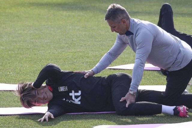 1월 셀틱(스코틀랜드)으로 이적한 뒤 대표팀에 처음 소집된 오현규(왼쪽)가 베르너 로이트하르트 피지컬 코치의 도움을 받아 몸을 풀고 있다. 파주=뉴스1