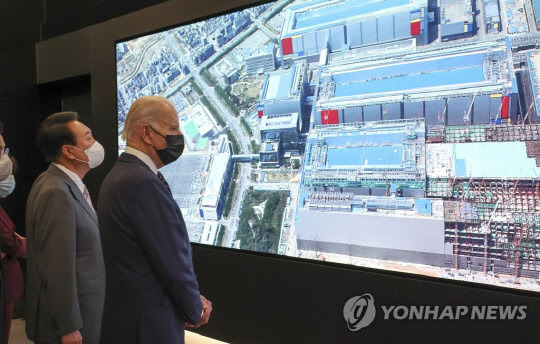 작년 5월 한미 정상이 평택 삼성전자 반도체공장을 함께 시찰하고 있다. 연합뉴스