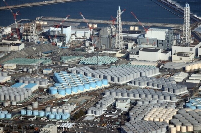 후쿠시마 제1원전 부지에 방사성 물질 오염 물을 담은 탱크들이 늘어서 있는 모습. AP 연합뉴스