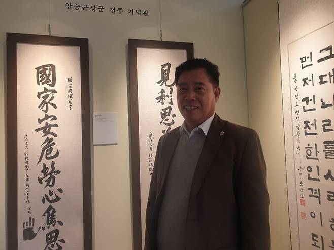 ‘안중근 장군 전주기념관’ 안에서 강동오 대표의 모습. 박임근 기자