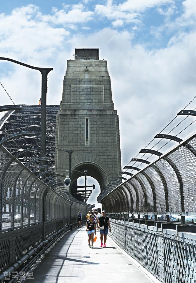 시드니 하버브리지는 도시의 상징이자 자동차와 기차, 보행자가 함께 이용하는 다리다.