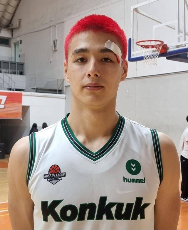 20일 동국대와 대학농구리그 경기 중 왼쪽 눈썹 부위가 찢어져 반창고 투혼을 발휘한 최승빈. 김지섭 기자