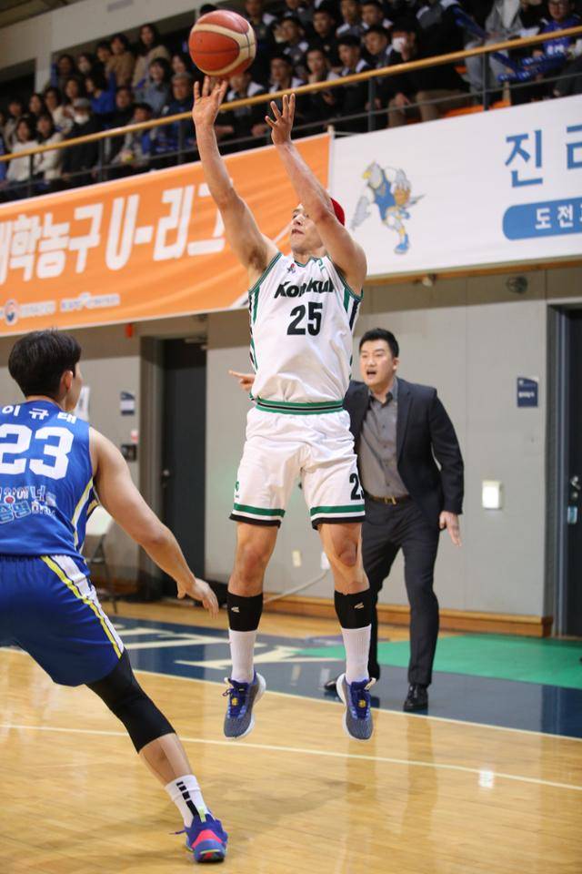 최승빈이 15일 연세대전에서 중거리슛을 던지고 있다. 대학농구연맹 제공