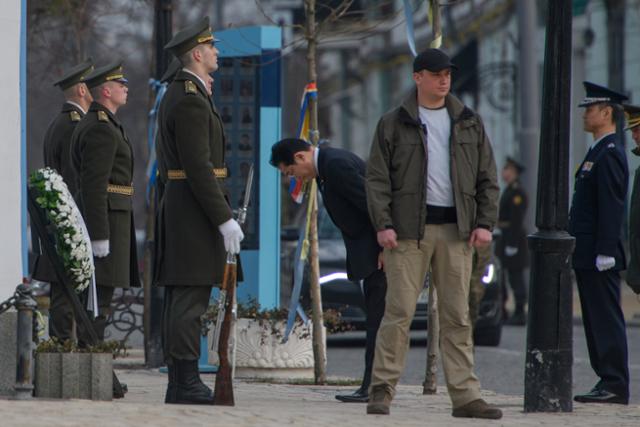 우크라이나를 방문한 기시다 후미오(가운데) 일본 총리가 21일(현지시간) 키이우에 있는 러시아-우크라이나 전쟁 전사자 추모의 벽에 헌화 후 참배하고 있다. 키이우=AP 뉴시스