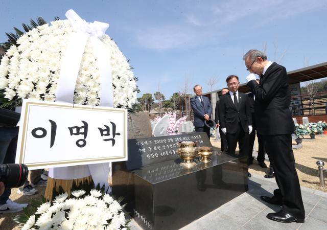 이명박 전 대통령이 22일 오전 국립대전현충원 천안함 46용사 묘역을 찾아 참배 후 묘비 주변을 둘러보고 있다. 대전=연합뉴스