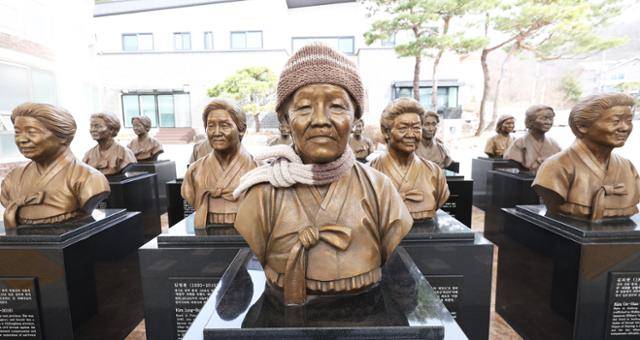경기도 광주시 퇴촌면 나눔의 집에 고인이 된 일본군 위안부 피해 할머니들의 흉상이 세워져 있다. 연합뉴스