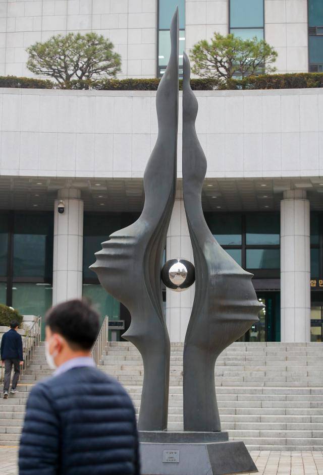 서울 서초구 대검찰청에 설치된 조형물 '서 있는 눈'. 이 조형물은 1994년 대검찰청 서초 청사 신축기념 전국 공모전에서 1위로 당선되면서 설치된 작품으로 작가가 정명석 기독교복음선교회(JMS) 신도인 것으로 알려지며 논란이 됐다. 뉴스1