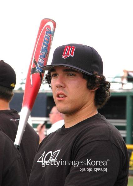 지난 2005년 올 아메리칸 게임에 참가한 고교 선수 헨리 산체스가 금속 배트를 들고 서 있다. 사진=게티이미지