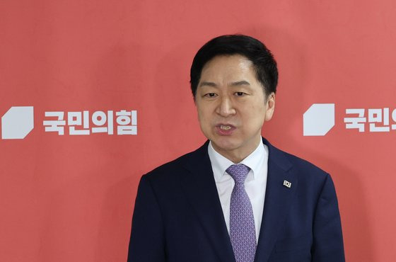 국민의힘 김기현 대표가 22일 오전 서울 여의도 국회에서 취재진의 질문에 답하고 있다. 연합뉴스