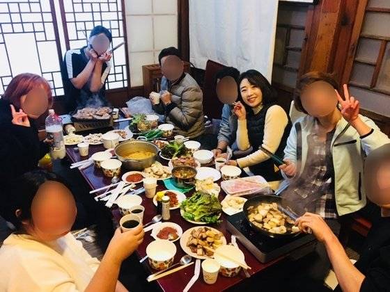 이성아 멘토와 자립준비청년들이 함께 고기를 구워 먹는 모습. 이씨는 홀트아동복지회가 주관하는 '파랑새 꿈날' 멘토링에 참여 중이다. 이성아 멘토 제공