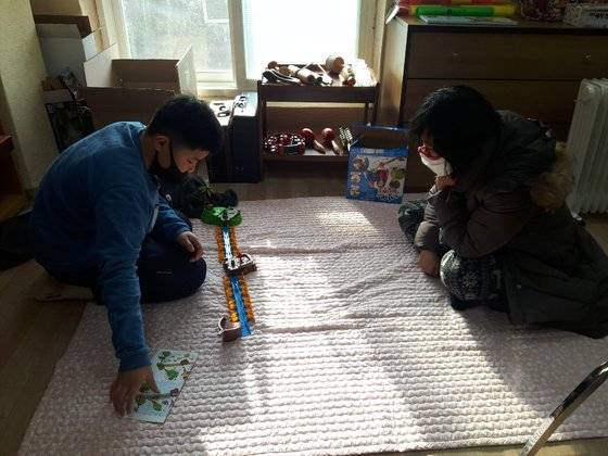 수도권 한 보육원에서 선생님과 아이가 놀이 치료를 하는 모습. 해당 보육원 제공