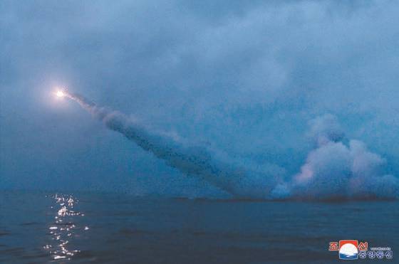조선중앙통신은 지난 12일 "발사훈련에 동원된 잠수함 '8?24영웅함'이 조선 동해 경포만 수역에서 2기의 전략순항미사일을 발사하였다"고 보도했다. 조선중앙통신