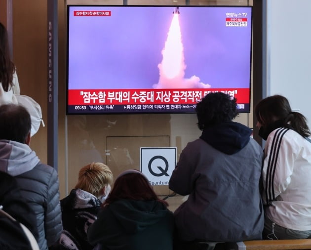 지난 13일 서울역 TV에서 북한 미사일 발사 뉴스가 나오고 있다. 사진=연합뉴스