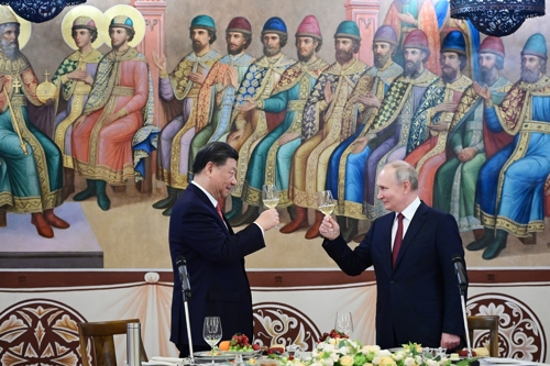 시진핑 중국 국가주석과 블라디미리 푸틴 러시아 대통령이 21일(현지시간) 러시아 크렘린궁에서 가진 만찬 행사에서 건배를 하고 있다. AP연합뉴스