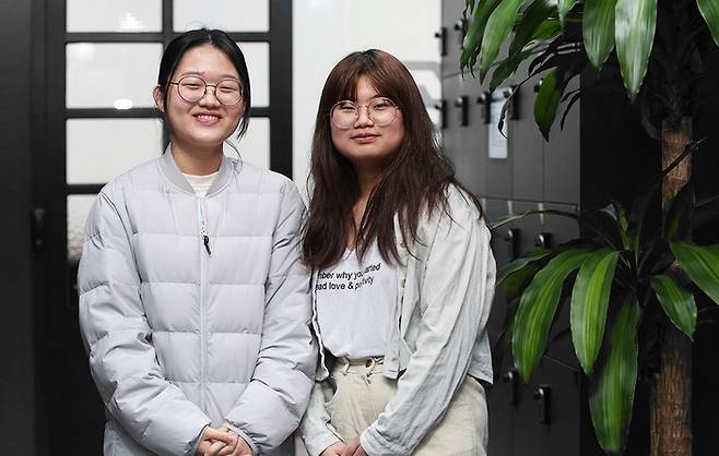 특성화고 졸업생 김미성(왼쪽,20)·조문수(19)씨가 15일 서울 서초구에 위치한 스터디카페에서 경향신문과 인터뷰를 하고 있다. 성동훈 기자