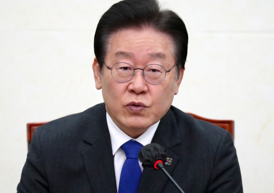 Lee Jae-myung, leader of the Democratic Party of Korea, speaks in a meeting of the party’s Supreme Council at the National Assembly on March 20. Bak Min-gyu, Senior Reporter