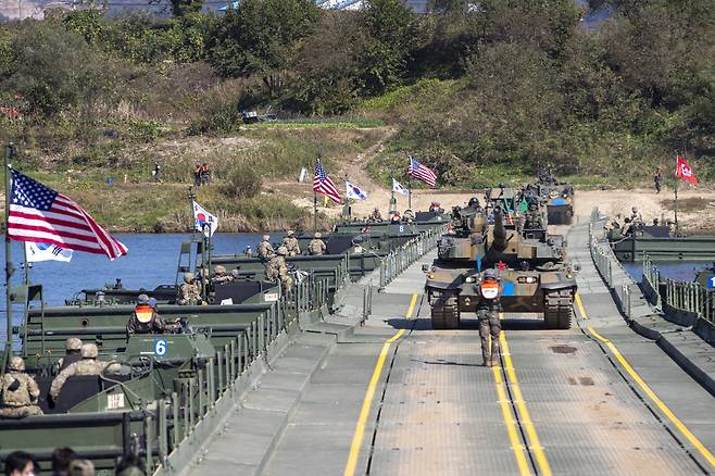 South Korean and US soldiers conduct joint drills in Yeoju, Gyeonggi Province on Oct. 19, 2022. (Ministry of National Defense)