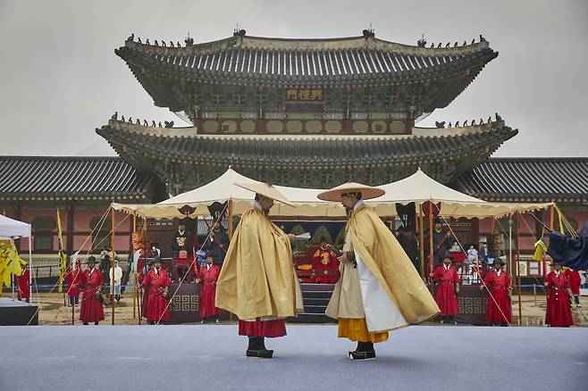 Actors reenact the royal guard appointment ceremony in 2022. (Cultural Heritage Administration)