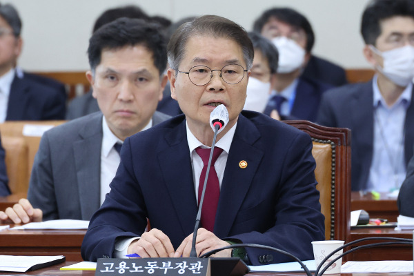 이정식 고용노동부 장관이 21일 오전 국회에서 열린 환경노동위원회 전체회의에서 의원질의에 답하고 있다. 연합뉴스
