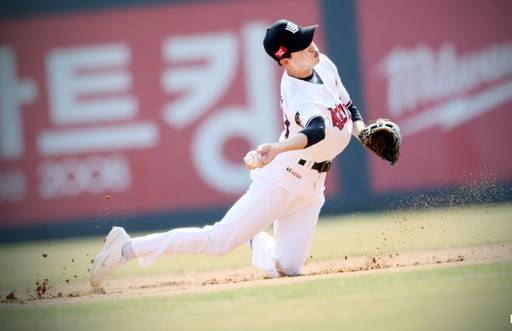 두산과의 시범경기서 호수비를 펼치고 있는 신인 유격수 손민석.KT 위즈 제공