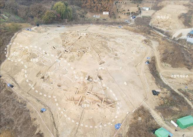 세종시에서 발굴된 거대한 돌무덤 1호분과 2~5호분 전경 <사진제공=문화재청>