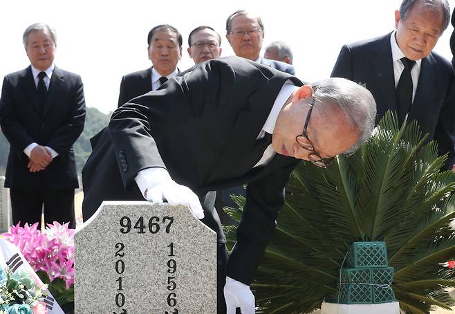 이명박 전 대통령이 22일 오전 국립대전현충원 천안함 46용사 묘역을 찾아 한주호 준위 묘비를 살펴보고 있다.  【연합뉴스】