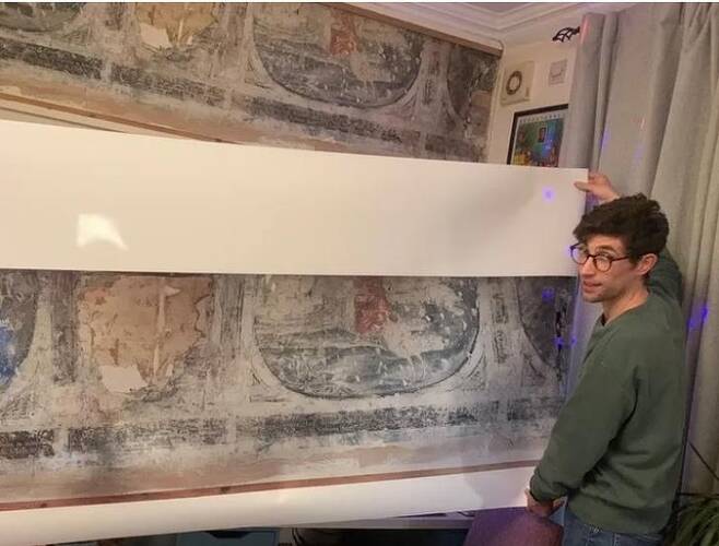 버드워스 자택에서 발견된 400년된 벽화.[사진 = 버드워스 SNS 캡처]