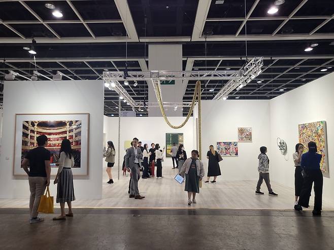 21일 아트바젤 홍콩의 국제갤러리 부스에서 관람객들이 작품을 감상하고 있다. <홍콩 김슬기 기자>